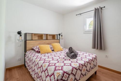 une chambre avec un grand lit dans une pièce dans l'établissement Le Séduisant T2/terrasse, Notre Dame de la Garde, à Marseille