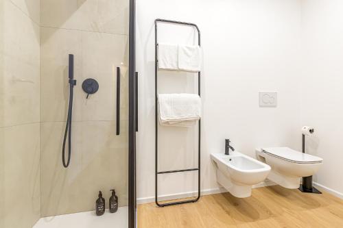 a bathroom with a shower and a toilet and a sink at Goldie&Leon rooms Cernobbio in Cernobbio