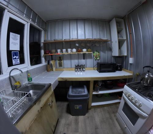 Kuchyň nebo kuchyňský kout v ubytování Hostel 53 Sur