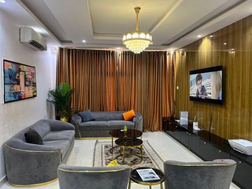Tastefully furnished 2 and 3 bedroom At Cromwell Estate, chevron lekki with PS5, bathtub, Netflix 24hrs electricity