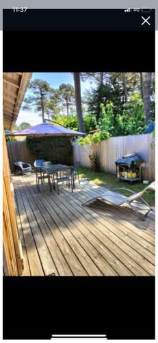 - une terrasse avec une table de pique-nique et un grill dans l'établissement Petite Villa, à Lège-Cap-Ferret