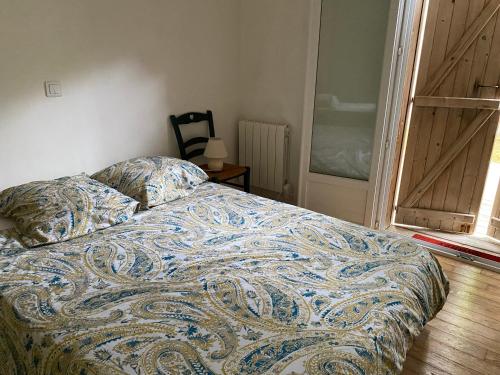 - un lit dans une chambre avec une couverture dans l'établissement Petite Villa, à Lège-Cap-Ferret