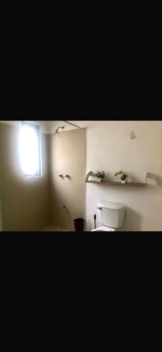 カンクンにあるTierra Mexicanaのトイレと窓のある白いバスルーム