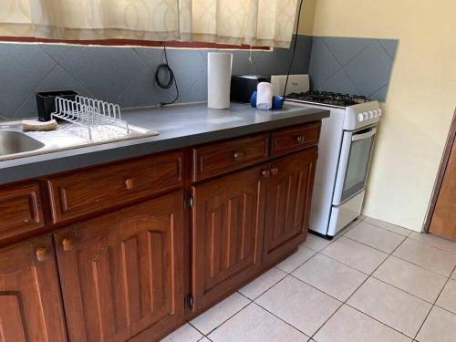 Kuchyň nebo kuchyňský kout v ubytování Studio apt in Aruba plus optional Portuguese cooking with Grandma