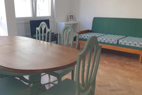 Khu vực ghế ngồi tại 5min walk to Subway & 10min drive to Airport