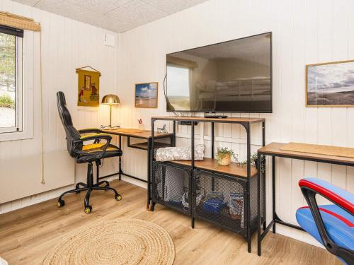 a room with a desk and a chair and a mirror at Dune Escape with Games and WiFi-By Traum in Bjerregård