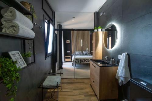 ein Badezimmer mit Waschbecken und Spiegel in der Unterkunft Villa Eden in El Gastor