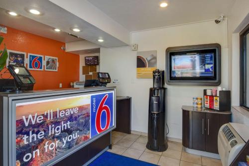 a waiting room with a television and a video game at Motel 6-Tempe, AZ - Broadway - ASU in Tempe