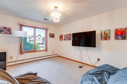 TV a/nebo společenská místnost v ubytování New Jersey Home with Private Office and Backyard Oasis