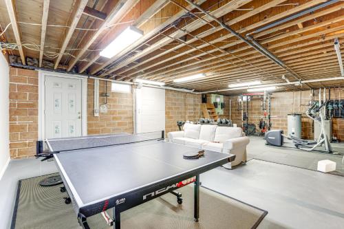 Stolní tenis v ubytování New Jersey Home with Private Office and Backyard Oasis nebo okolí