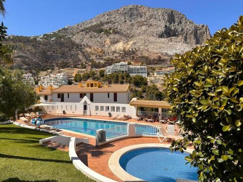 una casa con piscina frente a una montaña en Loft en Altea, en Altea