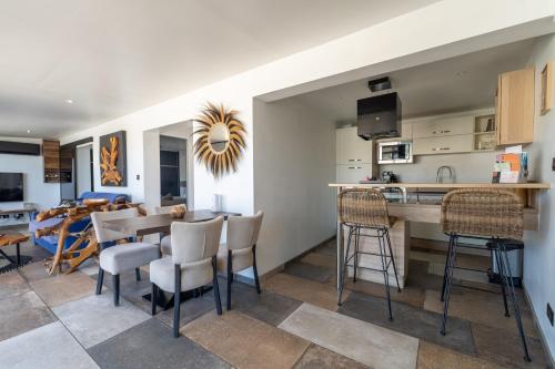 une cuisine et une salle à manger avec une table et des chaises dans l'établissement Magnifique Appartement sur le Port de Carry Le Rouet, à Carry-le-Rouet