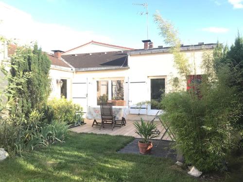 Maison tranquille terrasse bois et verdure