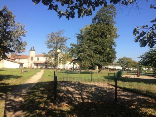 Photo de la galerie de l'établissement Maison tranquille terrasse bois et verdure, à Gradignan