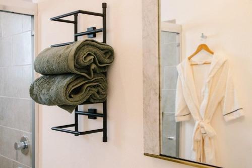 サンミゲル・デ・アジェンデにあるDeluxe Design Condo, San Miguelのバスルーム(タオル掛け、鏡付)