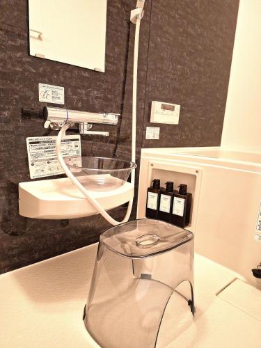 a bathroom with a sink and a mirror at ペットも泊まれる小さなお宿虎凜Korin in Nagoya