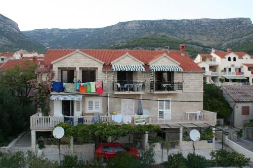 Apartments with parking space Bol, Brac - 12980