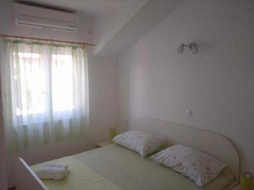 Apartments with parking space Bol, Brac - 12980