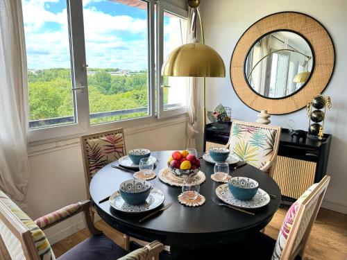 une table de salle à manger avec un bol de fruits dessus dans l'établissement Luxe Évasion avec vue incroyable, parking gratuit, à Maisons-Alfort