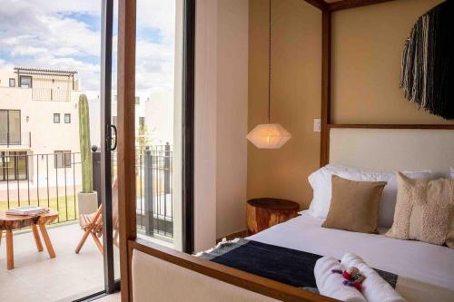 a bedroom with a bed and a balcony at CASA preciosa en SAN MIGUEL con alberca, 6PAX 4bed in San Miguel de Allende