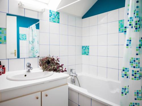 a bathroom with a sink and a tub at Maison de campagne familiale aux Alpes mancelles - 3 chambres, cheminée et activités proches - FR-1-410-149 in Saint-Léonard-des-Bois