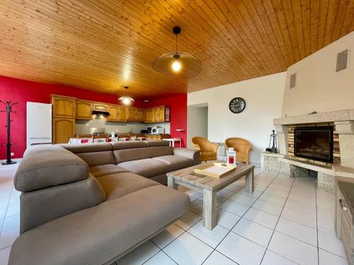 un salon avec un canapé et une cheminée dans l'établissement Gîte rénové 2018, au cœur de la nature, activités plein air, 3 chambres, jardin privatif, proche Via Fluvia - FR-1-582-261, à Saint-Julien-Molhesabate
