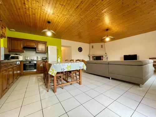 une cuisine et un salon avec une table et un canapé dans l'établissement Maison de plain-pied rénovée en 2018 avec jardin privatif, calme, nature et activités à Saint-Julien - FR-1-582-265, à Saint-Julien-Molhesabate