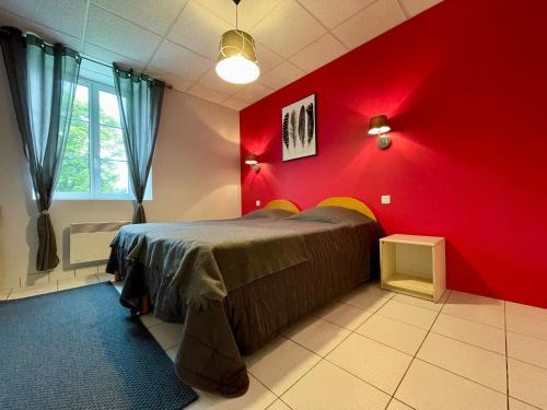 Postel nebo postele na pokoji v ubytování Maison de plain-pied rénovée en 2018 avec jardin privatif, calme, nature et activités à Saint-Julien - FR-1-582-265