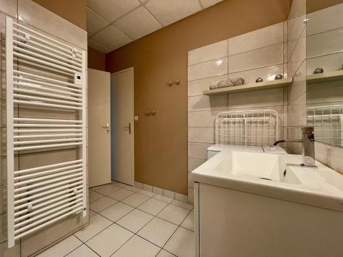 Koupelna v ubytování Maison de plain-pied rénovée en 2018 avec jardin privatif, calme, nature et activités à Saint-Julien - FR-1-582-265