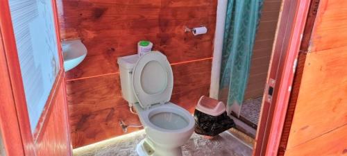 Koupelna v ubytování Cabañas tradicionales en isla Aroma
