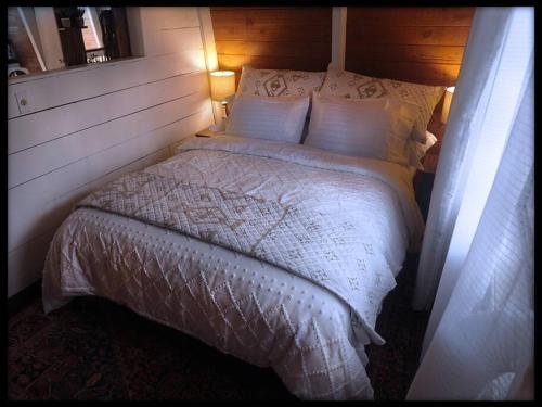 Katil atau katil-katil dalam bilik di Welcome to The Sugar Shack - a couples retreat!