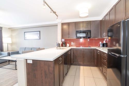 Una cocina o zona de cocina en Sandman Hotel and Suites Abbotsford