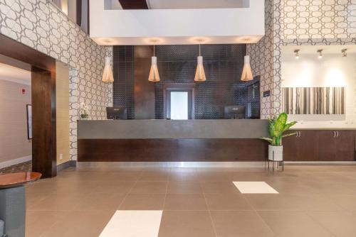 Kuchyň nebo kuchyňský kout v ubytování Sandman Hotel and Suites Abbotsford