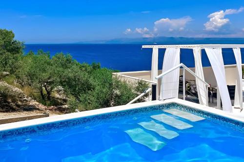 una piscina con vista sull'oceano di Seaside house with a swimming pool Prigradica, Korcula - 22904 a Blato