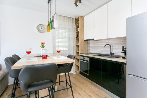Η κουζίνα ή μικρή κουζίνα στο Apartments with parking space Seget Donji, Trogir - 23273
