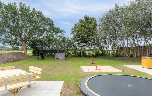Zona de juegos infantil en Nice Home In Spøttrup With Sauna