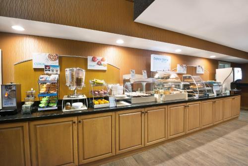 a buffet line with food on display in a restaurant at Holiday Inn Express Hotel & Suites Fraser Winter Park Area by IHG in Fraser