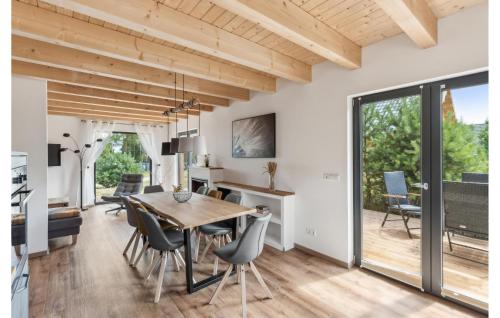 a dining room and living room with a table and chairs at Ferienoase Plätlinsee in Wustrow