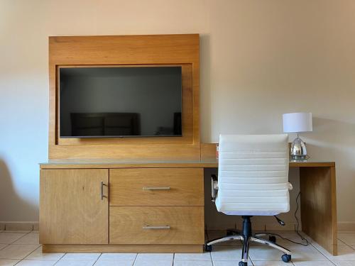 TV a/nebo společenská místnost v ubytování Neo Business Hotel