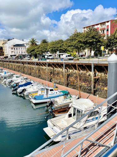 un grupo de barcos atracados en un puerto deportivo en The Cliffs A Ribeira - Areoura, en Foz