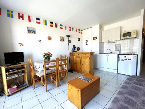 une cuisine avec une table et une salle à manger dans l'établissement Appartement F2 à Banyuls-sur-Mer avec Terrasse et Parking, Proche Plages - FR-1-309-37, à Banyuls-sur-Mer