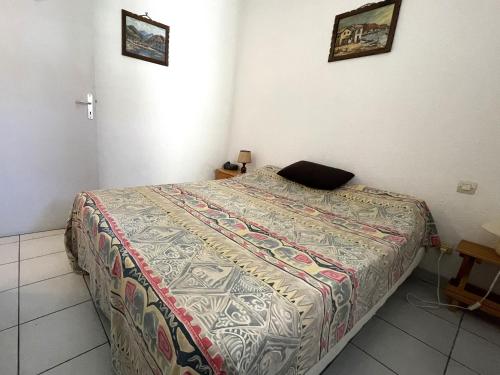 une chambre avec un lit dans une pièce dans l'établissement Appartement F2 à Banyuls-sur-Mer avec Terrasse et Parking, Proche Plages - FR-1-309-37, à Banyuls-sur-Mer