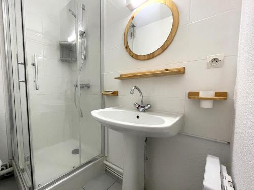 une salle de bain avec un lavabo, une douche et un miroir dans l'établissement Appartement F2 à Banyuls-sur-Mer avec Terrasse et Parking, Proche Plages - FR-1-309-37, à Banyuls-sur-Mer