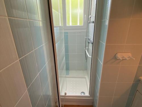 une salle de bain avec une douche avec une porte vitrée dans l'établissement Appartement rustique proche plage et base nautique, stationnement inclus - FR-1-364-79, à Saint-Brévin-les-Pins