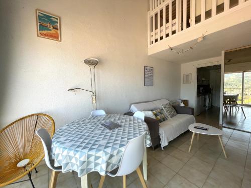 un salon avec une table et un canapé dans l'établissement BANYULS-SUR-MER, duplex 4 pers, garage, proche plage - FR-1-309-276, à Banyuls-sur-Mer