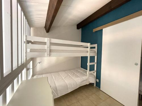 Ce lit superposé se trouve dans un dortoir doté d'une fenêtre. dans l'établissement BANYULS-SUR-MER, duplex 4 pers, garage, proche plage - FR-1-309-276, à Banyuls-sur-Mer