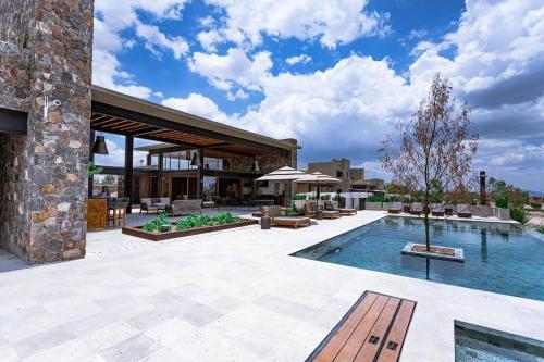 サンミゲル・デ・アジェンデにあるExclusive Luxury Home with Rooftop Jacuzziのスイミングプールとパティオ付きの建物