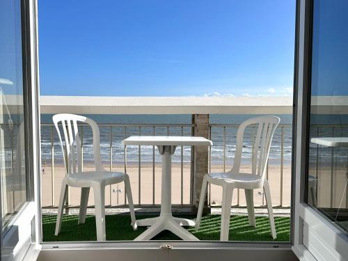 Photo de la galerie de l'établissement Appartement familial en bord de mer avec balcon et parking à Saint Jean de Monts - FR-1-323-505, à Saint-Jean-de-Monts