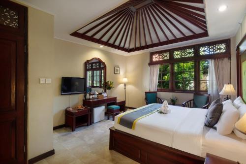 Кровать или кровати в номере Villa at Royal Tunjung Bali