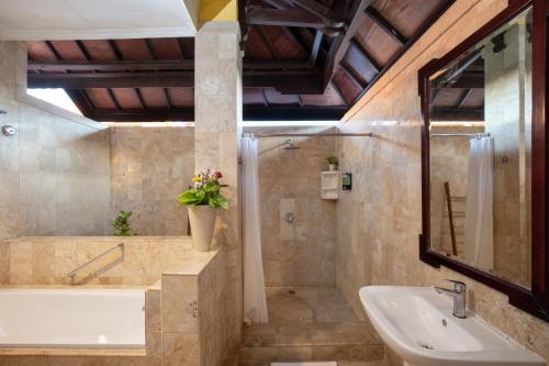 Ванная комната в Villa at Royal Tunjung Bali